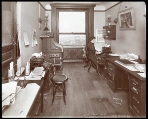 Bureau de la National Phonograph Co. avec une femme à la machine à écrire, New York, 1898